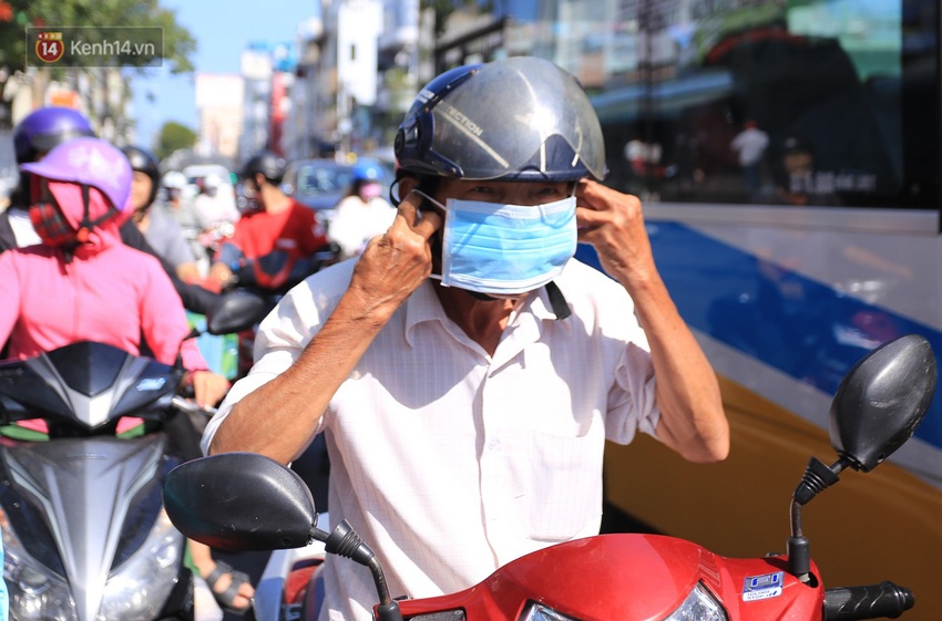 Hình ảnh đẹp ở Đà Nẵng: Công an xuống đường phát khẩu trang miễn phí, người dân xếp hàng học cách chống virus Corona - Ảnh 7.