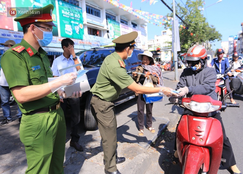 Hình ảnh đẹp ở Đà Nẵng: Công an xuống đường phát khẩu trang miễn phí, người dân xếp hàng học cách chống virus Corona - Ảnh 8.