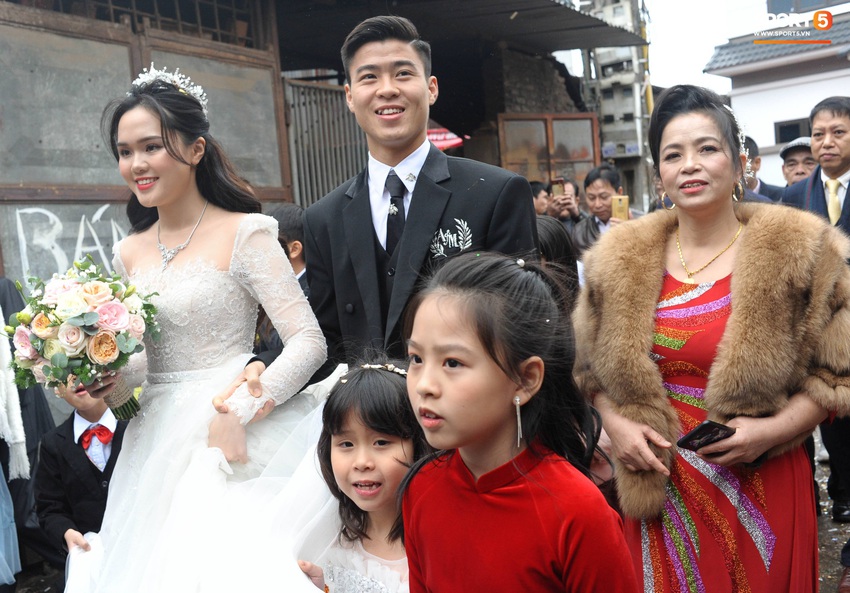 Lễ cưới Duy Mạnh - Quỳnh Anh: Cô dâu và chú rể trao nhẫn cho nhau trong tiếng reo hò của hơn một nghìn quan khách - Ảnh 9.