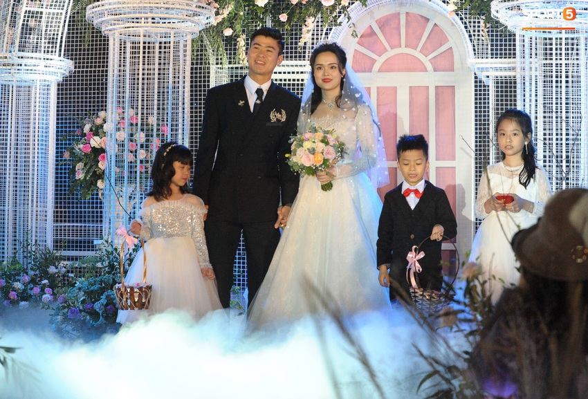 Lễ cưới Duy Mạnh - Quỳnh Anh: Cô dâu và chú rể trao nhẫn cho nhau trong tiếng reo hò của hơn một nghìn quan khách - Ảnh 5.