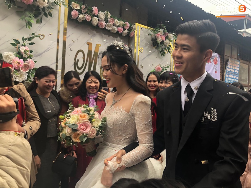 Lễ cưới Duy Mạnh - Quỳnh Anh: Cô dâu và chú rể trao nhẫn cho nhau trong tiếng reo hò của hơn một nghìn quan khách - Ảnh 10.