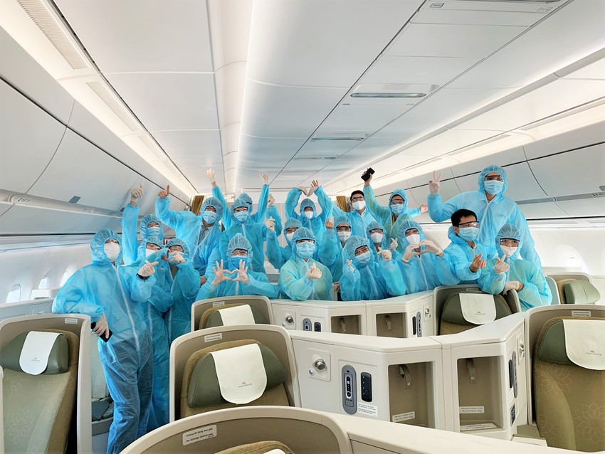 B&ecirc;n trong những chuyến bay Vietnam Airlines đưa đồng b&agrave;o về từ t&acirc;m dịch ch&acirc;u &Acirc;u - Ảnh 11.