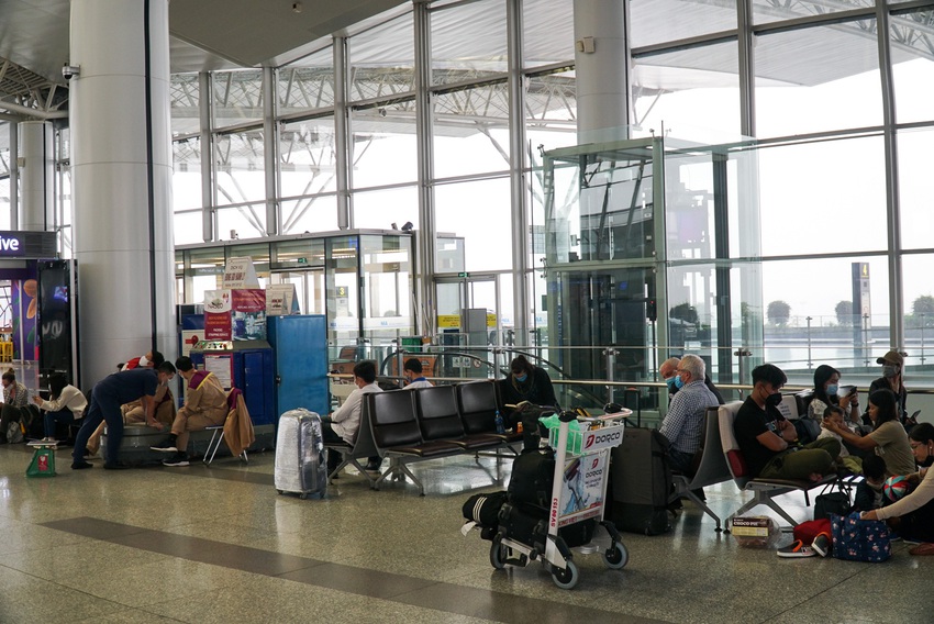 Ảnh: Khách nước ngoài tuân thủ quy định đeo khẩu trang khi đến sân bay quốc tế Nội Bài - Ảnh 2.