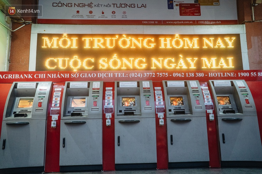 Chùm ảnh: Ngân hàng bố trí nước rửa tay sát khuẩn tại các cây ATM phòng dịch COVID-19 - Ảnh 1.