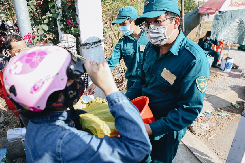 Ô tô xếp hàng dài chờ tiếp tế cho người cách ly ở KTX làng ĐHQG, tiếc nuối ra về vì không thể mang nhiều thực phẩm vào trong - Ảnh 3.