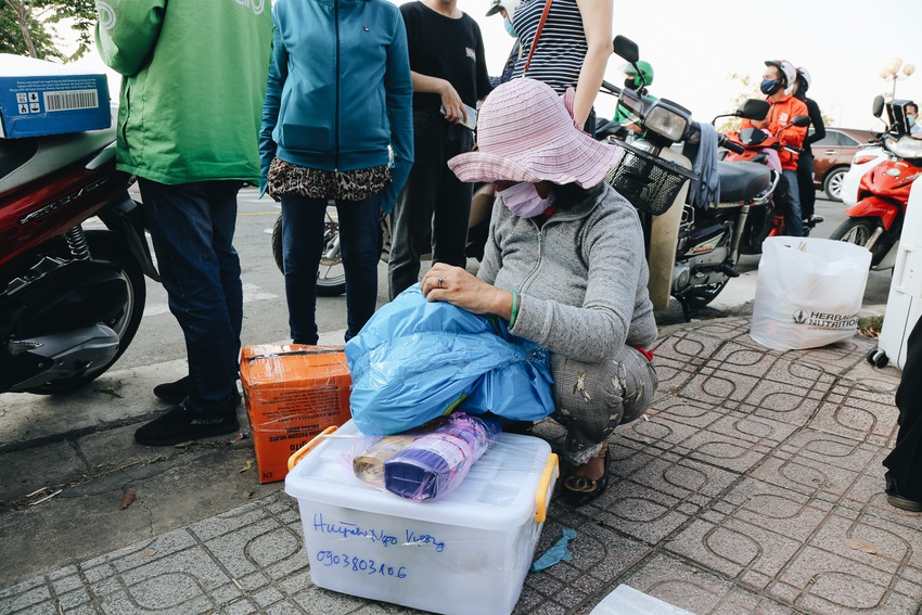 Ô tô xếp hàng dài chờ tiếp tế cho người cách ly ở KTX làng ĐHQG, tiếc nuối ra về vì không thể mang nhiều thực phẩm vào trong - Ảnh 5.