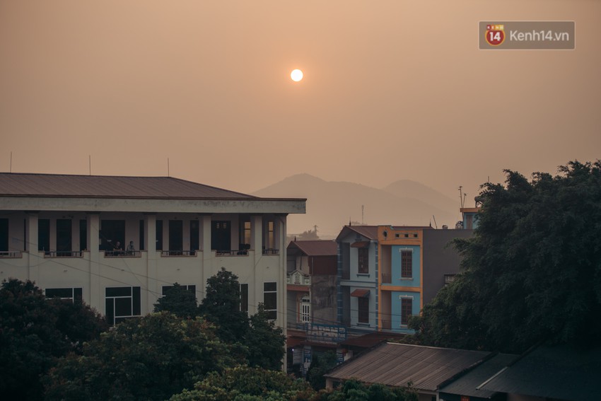Ch&ugrave;m ảnh x&uacute;c động buổi chia tay tại khu c&aacute;ch ly: Người đến người đi, chỉ c&oacute; c&aacute;c c&ocirc; ch&uacute; nh&acirc;n vi&ecirc;n vẫn ở lại chống dịch - Ảnh 1.