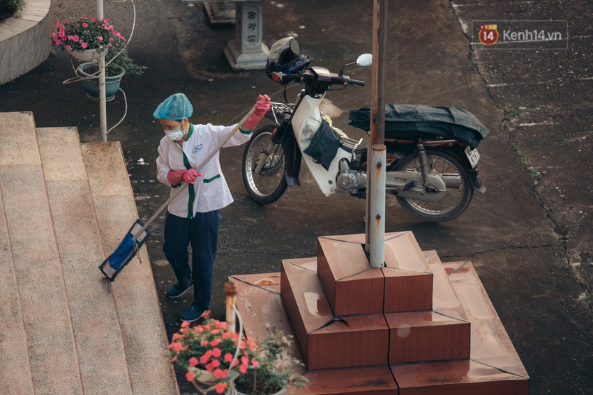 Ch&ugrave;m ảnh x&uacute;c động buổi chia tay tại khu c&aacute;ch ly: Người đến người đi, chỉ c&oacute; c&aacute;c c&ocirc; ch&uacute; nh&acirc;n vi&ecirc;n vẫn ở lại chống dịch - Ảnh 3.