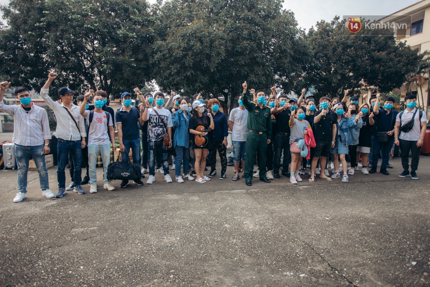 Ch&ugrave;m ảnh x&uacute;c động buổi chia tay tại khu c&aacute;ch ly: Người đến người đi, chỉ c&oacute; c&aacute;c c&ocirc; ch&uacute; nh&acirc;n vi&ecirc;n vẫn ở lại chống dịch - Ảnh 17.