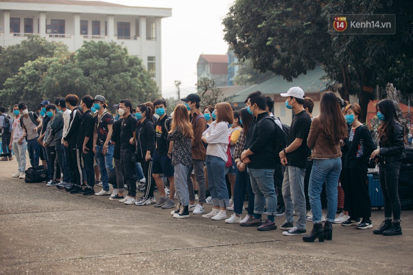 Ch&ugrave;m ảnh x&uacute;c động buổi chia tay tại khu c&aacute;ch ly: Người đến người đi, chỉ c&oacute; c&aacute;c c&ocirc; ch&uacute; nh&acirc;n vi&ecirc;n vẫn ở lại chống dịch - Ảnh 7.