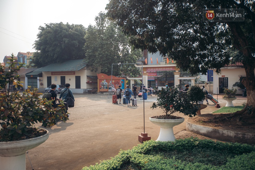 Ch&ugrave;m ảnh x&uacute;c động buổi chia tay tại khu c&aacute;ch ly: Người đến người đi, chỉ c&oacute; c&aacute;c c&ocirc; ch&uacute; nh&acirc;n vi&ecirc;n vẫn ở lại chống dịch - Ảnh 9.