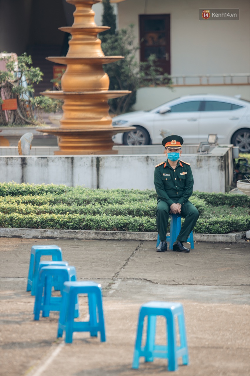Ch&ugrave;m ảnh x&uacute;c động buổi chia tay tại khu c&aacute;ch ly: Người đến người đi, chỉ c&oacute; c&aacute;c c&ocirc; ch&uacute; nh&acirc;n vi&ecirc;n vẫn ở lại chống dịch - Ảnh 21.