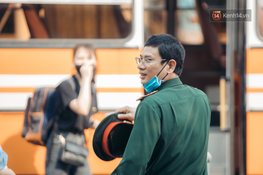 Ch&ugrave;m ảnh x&uacute;c động buổi chia tay tại khu c&aacute;ch ly: Người đến người đi, chỉ c&oacute; c&aacute;c c&ocirc; ch&uacute; nh&acirc;n vi&ecirc;n vẫn ở lại chống dịch - Ảnh 13.