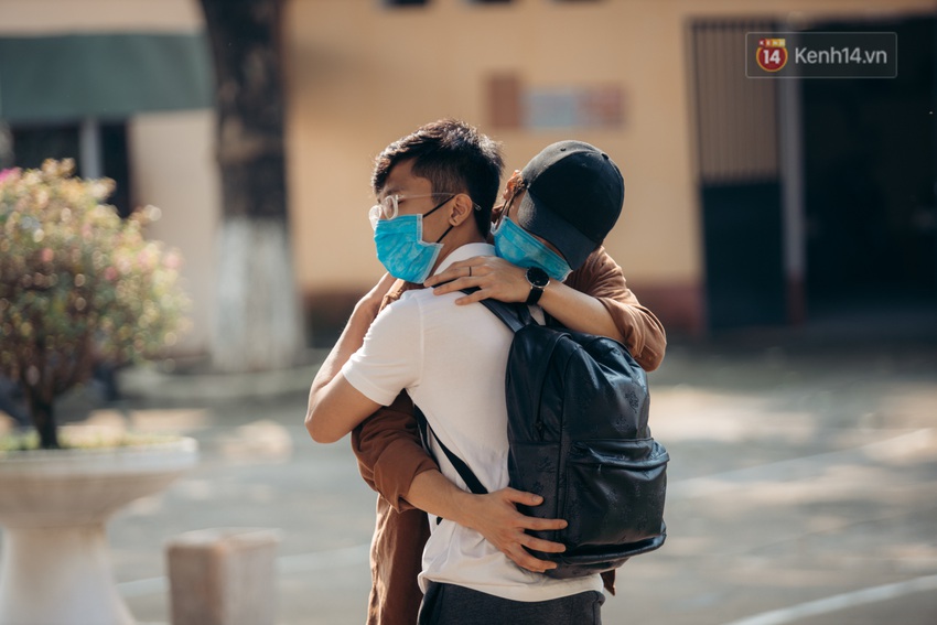 Ch&ugrave;m ảnh x&uacute;c động buổi chia tay tại khu c&aacute;ch ly: Người đến người đi, chỉ c&oacute; c&aacute;c c&ocirc; ch&uacute; nh&acirc;n vi&ecirc;n vẫn ở lại chống dịch - Ảnh 16.