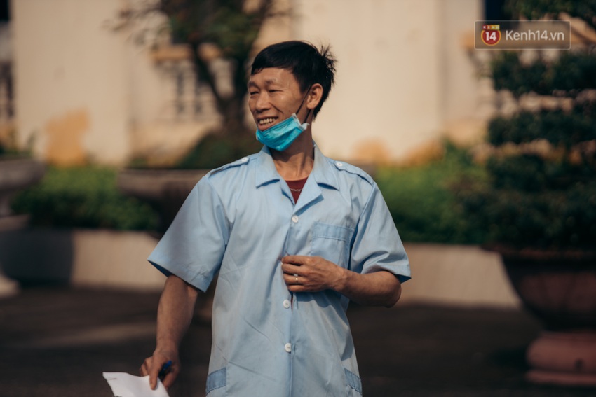 Ch&ugrave;m ảnh x&uacute;c động buổi chia tay tại khu c&aacute;ch ly: Người đến người đi, chỉ c&oacute; c&aacute;c c&ocirc; ch&uacute; nh&acirc;n vi&ecirc;n vẫn ở lại chống dịch - Ảnh 5.