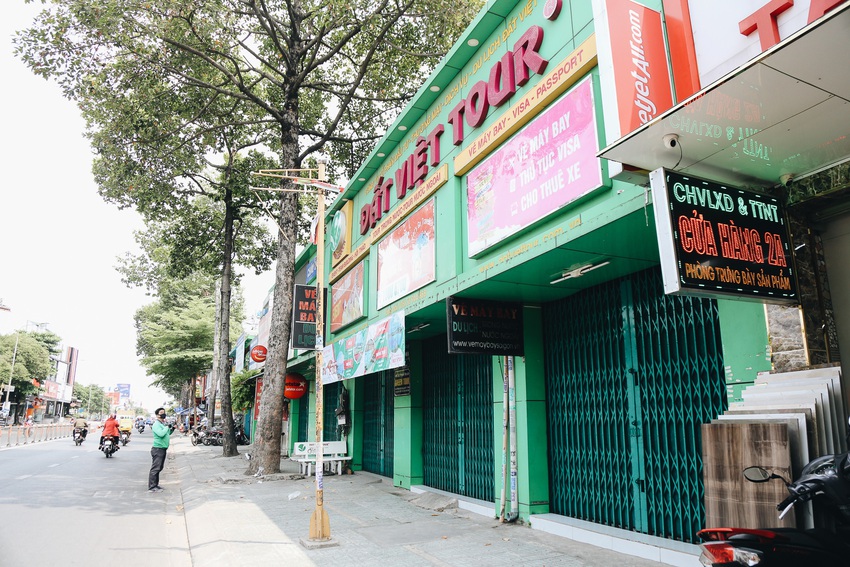 Phố Sài Gòn vắng lặng, quán cafe đồng loạt tạm đóng cửa chung tay phòng chống dịch Covid-19 - Ảnh 13.