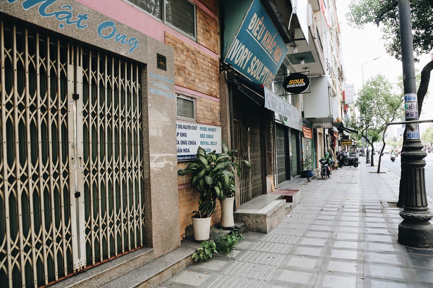Phố Sài Gòn vắng lặng, quán cafe đồng loạt tạm đóng cửa chung tay phòng chống dịch Covid-19 - Ảnh 15.