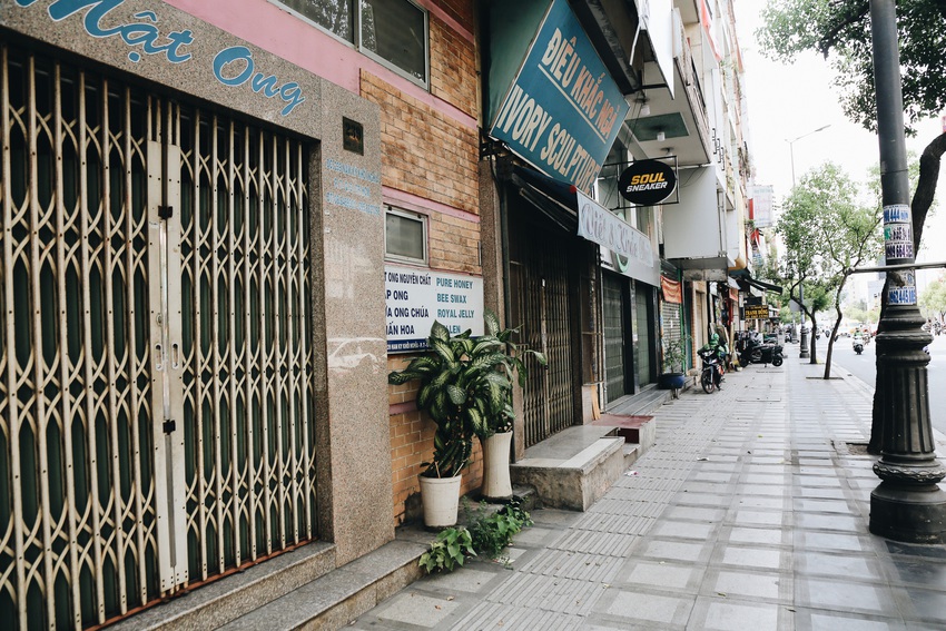 Phố Sài Gòn vắng lặng, quán cafe đồng loạt tạm đóng cửa chung tay phòng chống dịch Covid-19 - Ảnh 15.