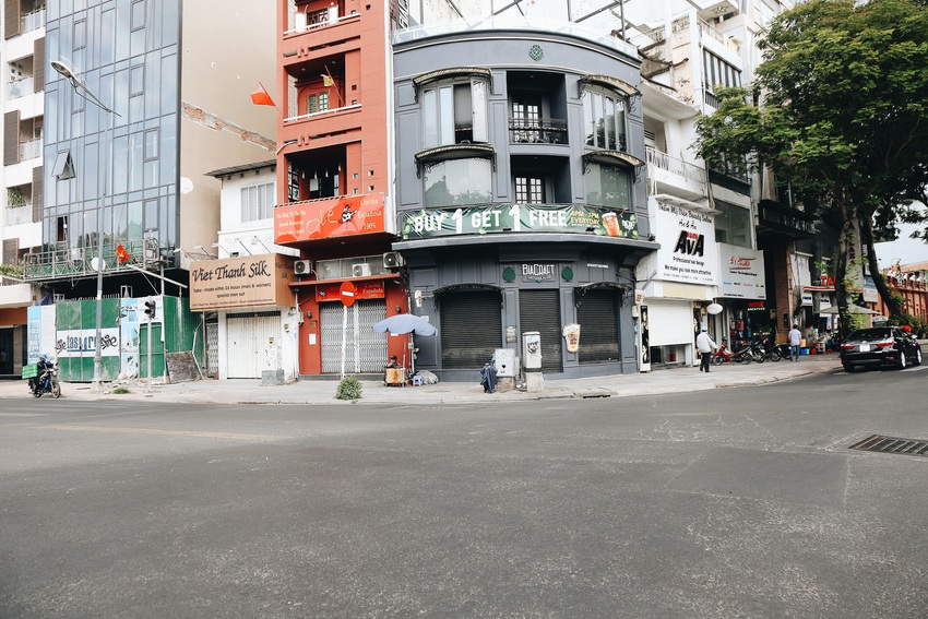 Phố Sài Gòn vắng lặng, quán cafe đồng loạt tạm đóng cửa chung tay phòng chống dịch Covid-19 - Ảnh 6.