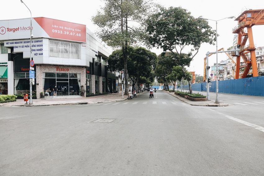Phố Sài Gòn vắng lặng, quán cafe đồng loạt tạm đóng cửa chung tay phòng chống dịch Covid-19 - Ảnh 5.