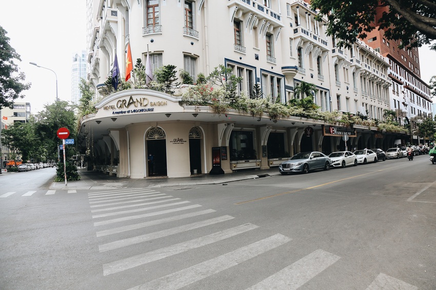 Phố Sài Gòn vắng lặng, quán cafe đồng loạt tạm đóng cửa chung tay phòng chống dịch Covid-19 - Ảnh 4.