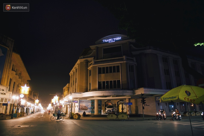 Chùm ảnh những địa điểm nổi tiếng của Hà Nội và Sài Gòn vắng lặng, tắt điện không đợi đến Giờ trái đất: Một năm thật khác lạ! - Ảnh 2.