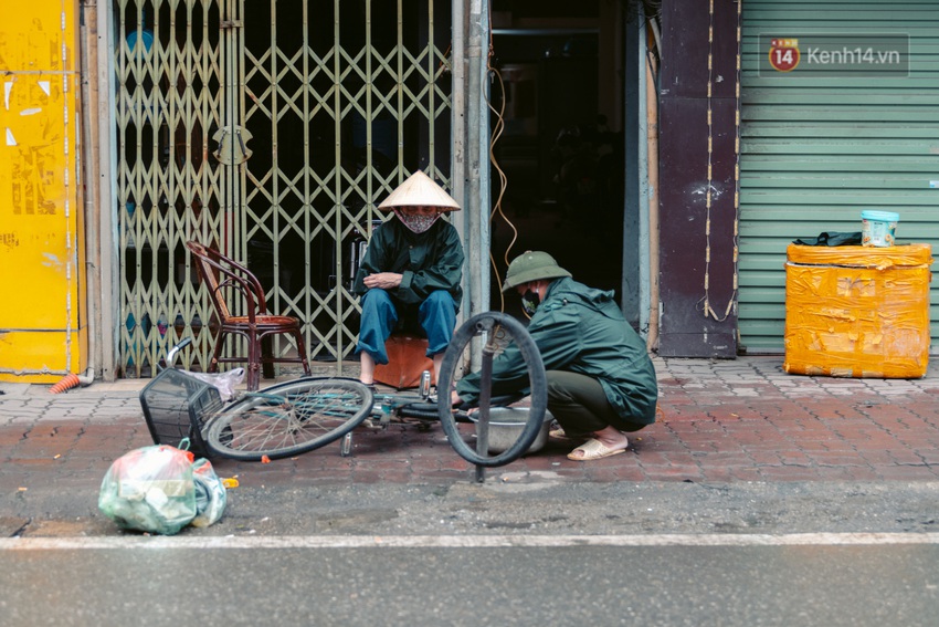 Có những người vẫn phải làm việc giữa thời kỳ cách ly: Chúng tôi ra đường vì các bạn, các bạn hãy ở nhà vì chúng ta - Ảnh 17.