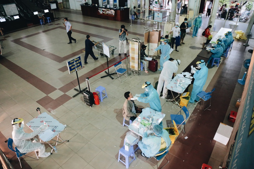 Lực lượng Y tế trắng đêm ở ga Sài Gòn, chờ lấy mẫu xét nghiệm Covid-19 của gần 300 hành khách - Ảnh 8.