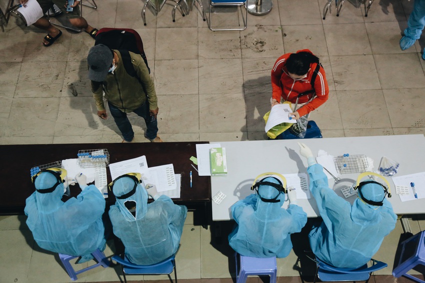 Lực lượng Y tế trắng đêm ở ga Sài Gòn, chờ lấy mẫu xét nghiệm Covid-19 của gần 300 hành khách - Ảnh 9.
