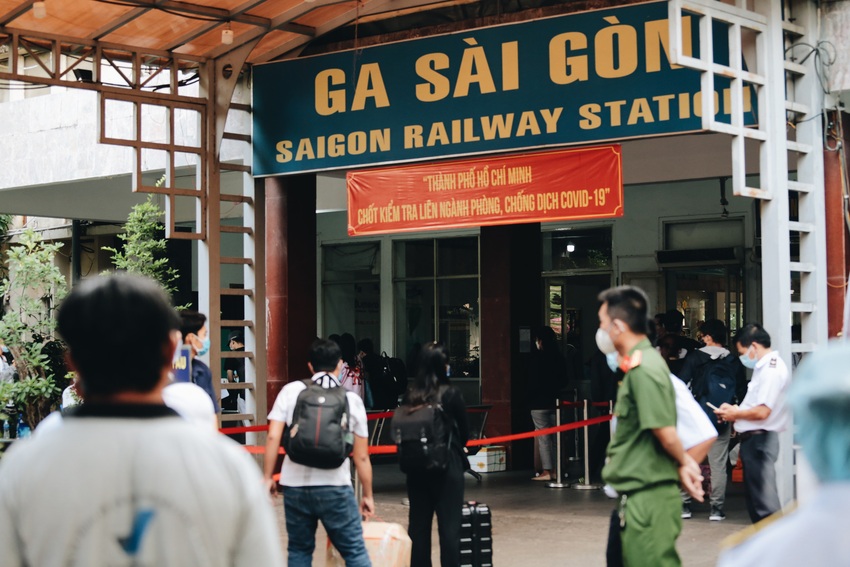 Lực lượng Y tế trắng đêm ở ga Sài Gòn, chờ lấy mẫu xét nghiệm Covid-19 của gần 300 hành khách - Ảnh 2.