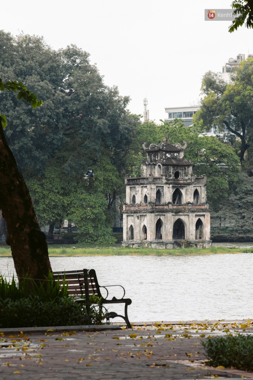 Chùm ảnh: Hà Nội đón mưa dày hạt do không khí lạnh, đường phố càng thêm vắng vẻ giữa những ngày cách ly xã hội - Ảnh 14.