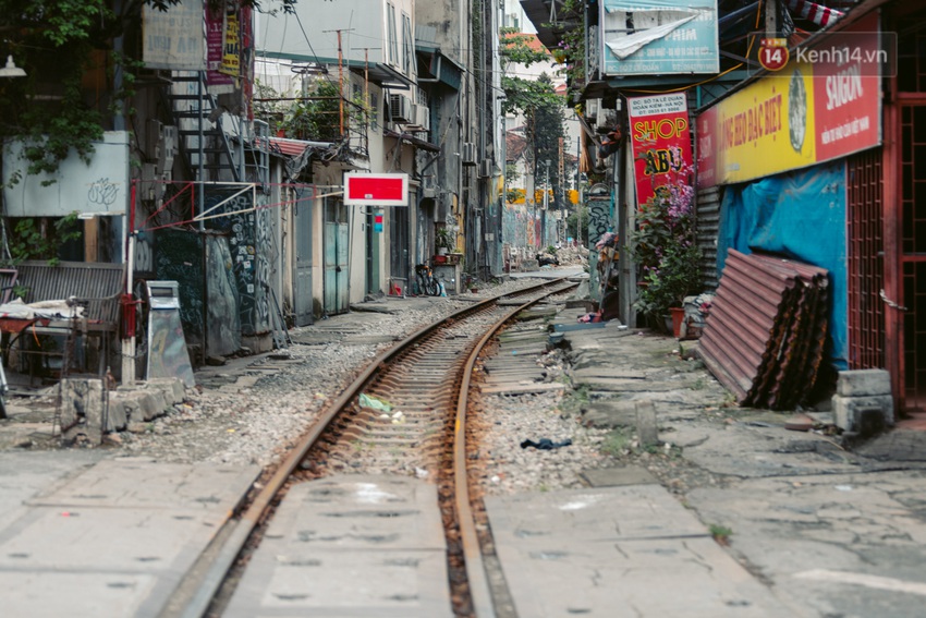 Chùm ảnh: Hà Nội đón mưa dày hạt do không khí lạnh, đường phố càng thêm vắng vẻ giữa những ngày cách ly xã hội - Ảnh 9.