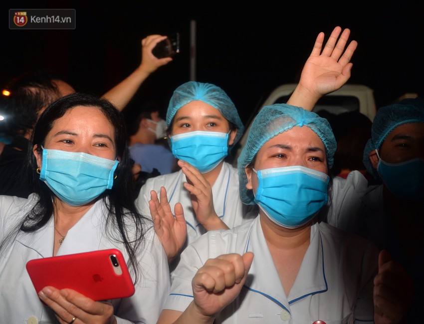 Ch&ugrave;m ảnh x&uacute;c động khoảnh khắc BV Bạch Mai kết th&uacute;c phong toả: Mẹ ơi, con được về nh&agrave; rồi! - Ảnh 9.