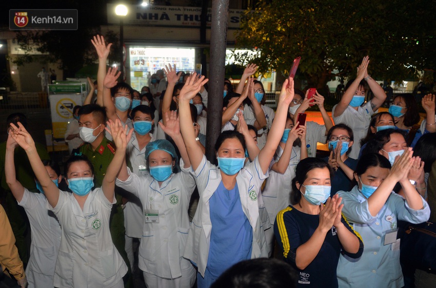 Ch&ugrave;m ảnh x&uacute;c động khoảnh khắc BV Bạch Mai kết th&uacute;c phong toả: Mẹ ơi, con được về nh&agrave; rồi! - Ảnh 7.