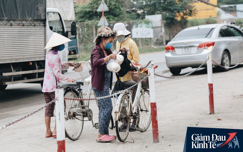 ATM gạo thứ 2 ở Sài Gòn chính thức hoạt động, bà con khó khăn chỉ cần nhìn camera, máy sẽ tự động nhả gạo - Ảnh 13.