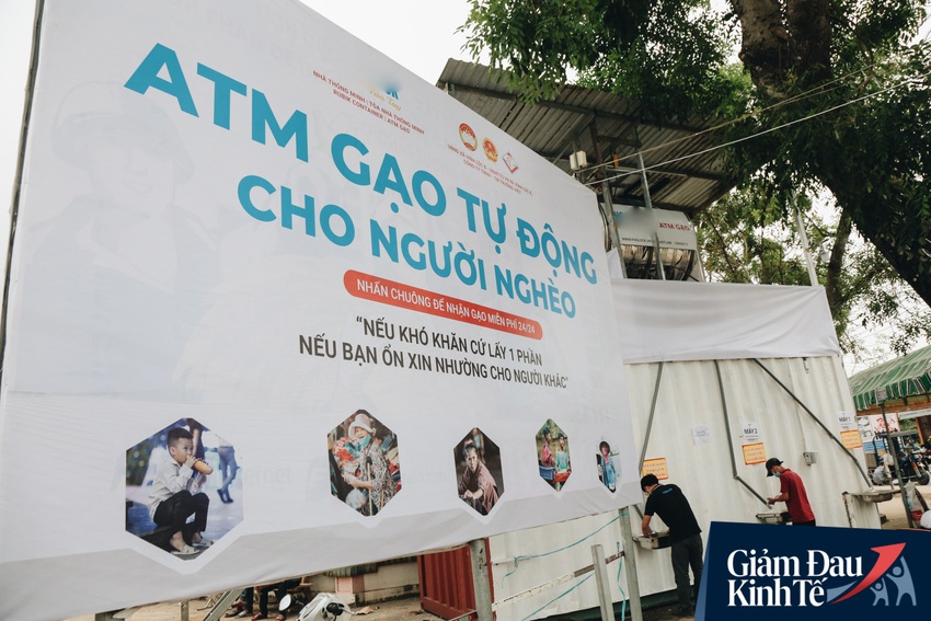 ATM gạo thứ 2 ở Sài Gòn chính thức hoạt động, bà con khó khăn chỉ cần nhìn camera, máy sẽ tự động nhả gạo - Ảnh 2.