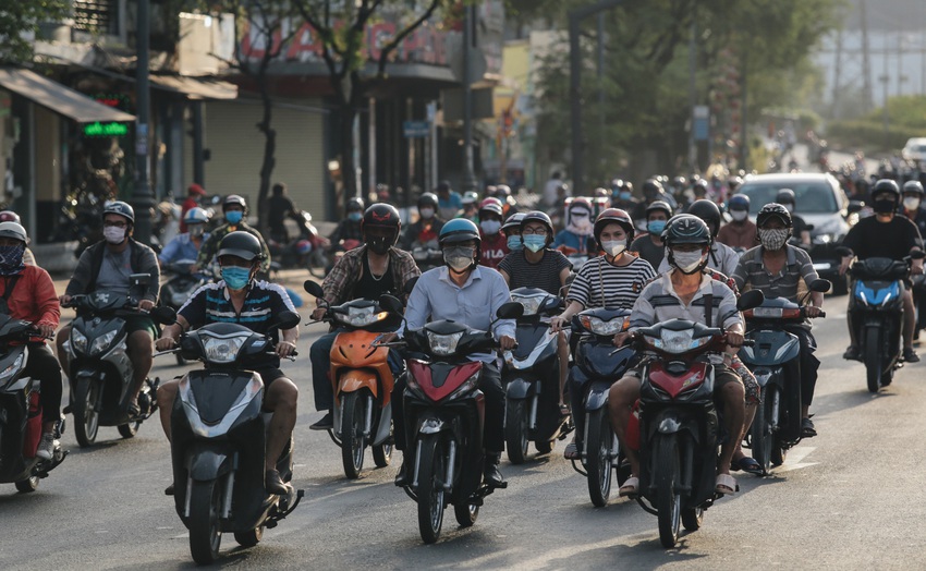 Ảnh: Đường phố Sài Gòn đông đúc trong buổi chiều cuối cùng thực hiện giãn cách xã hội - Ảnh 3.