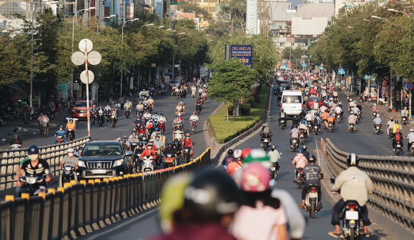 Ảnh: Đường phố Sài Gòn đông đúc trong buổi chiều cuối cùng thực hiện giãn cách xã hội - Ảnh 2.