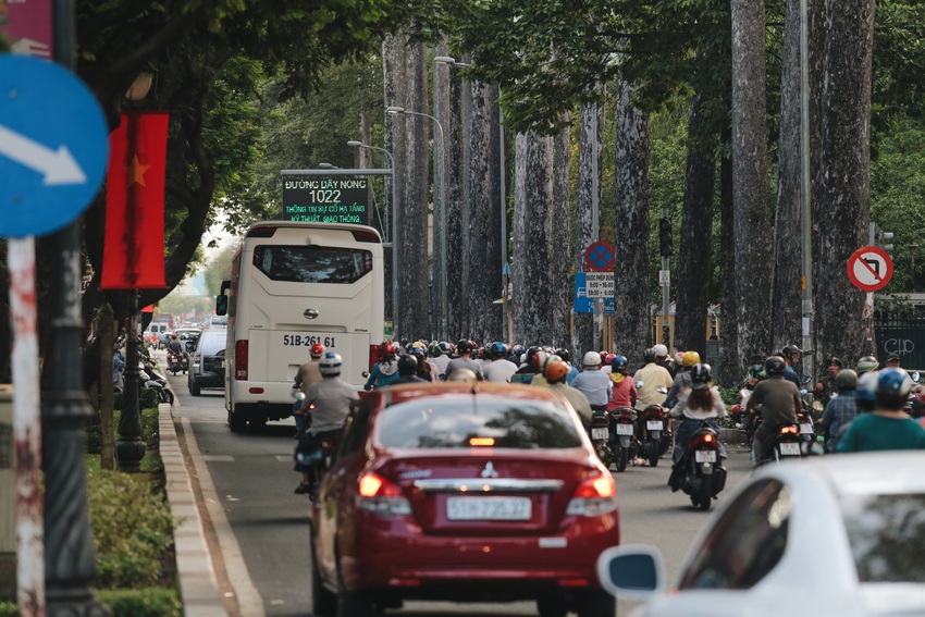 Ảnh: Đường phố Sài Gòn đông đúc trong buổi chiều cuối cùng thực hiện giãn cách xã hội - Ảnh 7.
