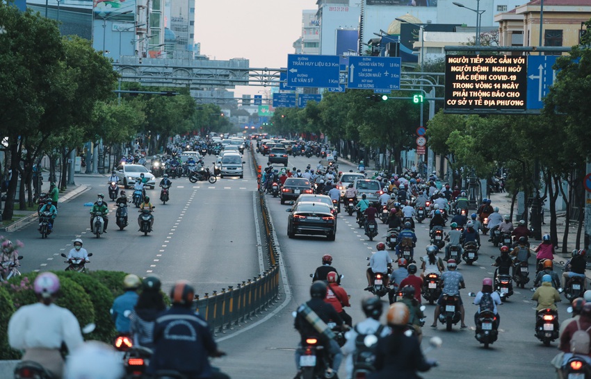 Ảnh: Đường phố Sài Gòn đông đúc trong buổi chiều cuối cùng thực hiện giãn cách xã hội - Ảnh 11.