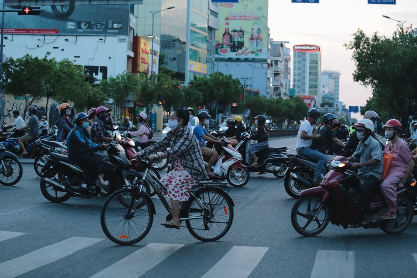 Ảnh: Đường phố Sài Gòn đông đúc trong buổi chiều cuối cùng thực hiện giãn cách xã hội - Ảnh 12.