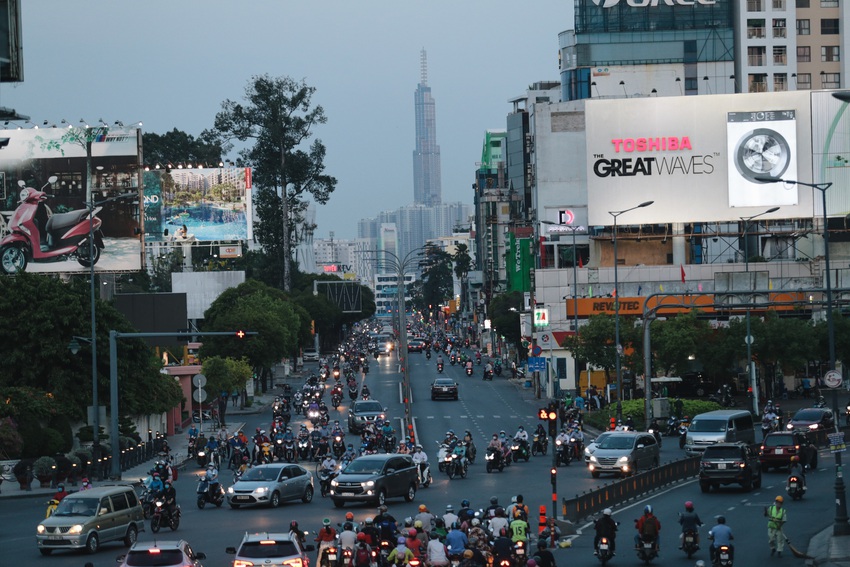 Ảnh: Đường phố Sài Gòn đông đúc trong buổi chiều cuối cùng thực hiện giãn cách xã hội - Ảnh 15.