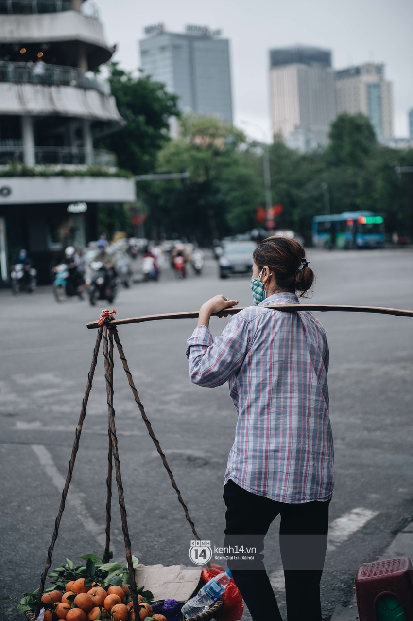 Ảnh: H&agrave; Nội ng&agrave;y đầu ti&ecirc;n sau 3 tuần c&aacute;ch ly, cuộc sống đang dần hồi sinh - Ảnh 12.