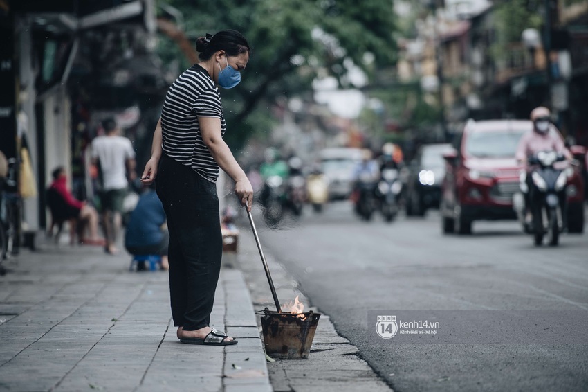 Ngày đầu Hà Nội nới lỏng giãn cách xã hội, người dân thong thả đi mua hoa thắp hương mùng 1 đầu tháng - Ảnh 8.