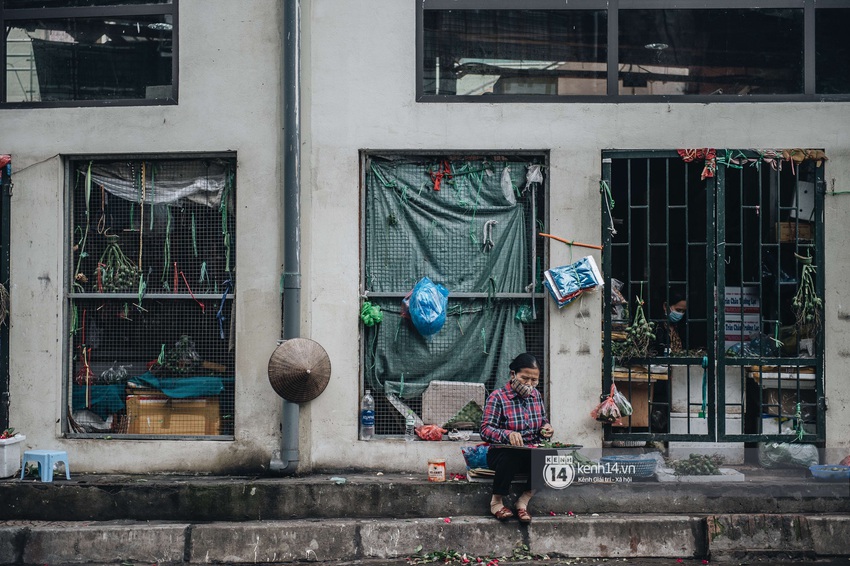 Ngày đầu Hà Nội nới lỏng giãn cách xã hội, người dân thong thả đi mua hoa thắp hương mùng 1 đầu tháng - Ảnh 5.