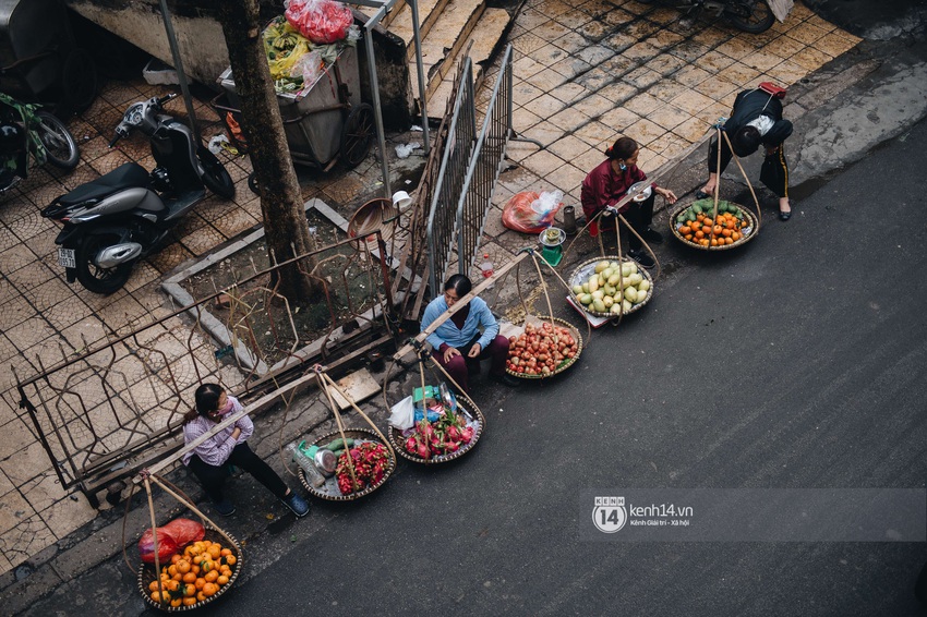 Ngày đầu Hà Nội nới lỏng giãn cách xã hội, người dân thong thả đi mua hoa thắp hương mùng 1 đầu tháng - Ảnh 4.