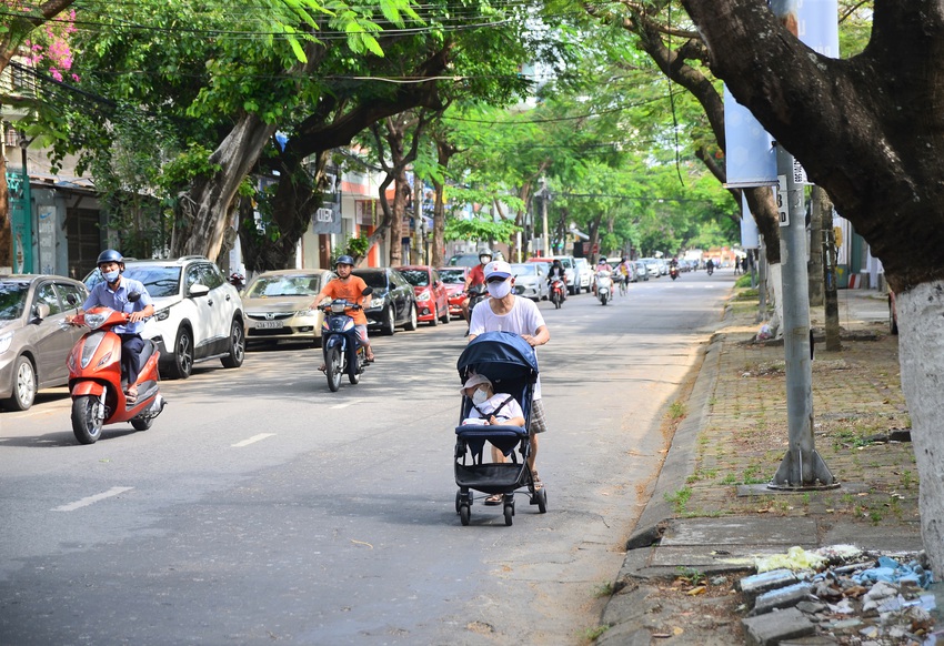 Đà Nẵng ngày đầu nới lỏng giãn cách xã hội: Một số người dân ra đường thưởng thức cafe, tắm biển - Ảnh 3.