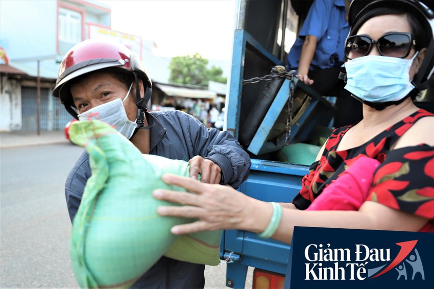 Dùng xe tải phát hơn 4 tấn gạo miễn phí cho người nghèo để tránh tập trung đông người trong mùa dịch - Ảnh 8.