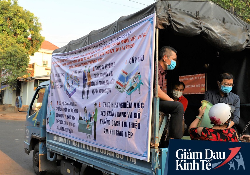 Dùng xe tải phát hơn 4 tấn gạo miễn phí cho người nghèo để tránh tập trung đông người trong mùa dịch - Ảnh 4.