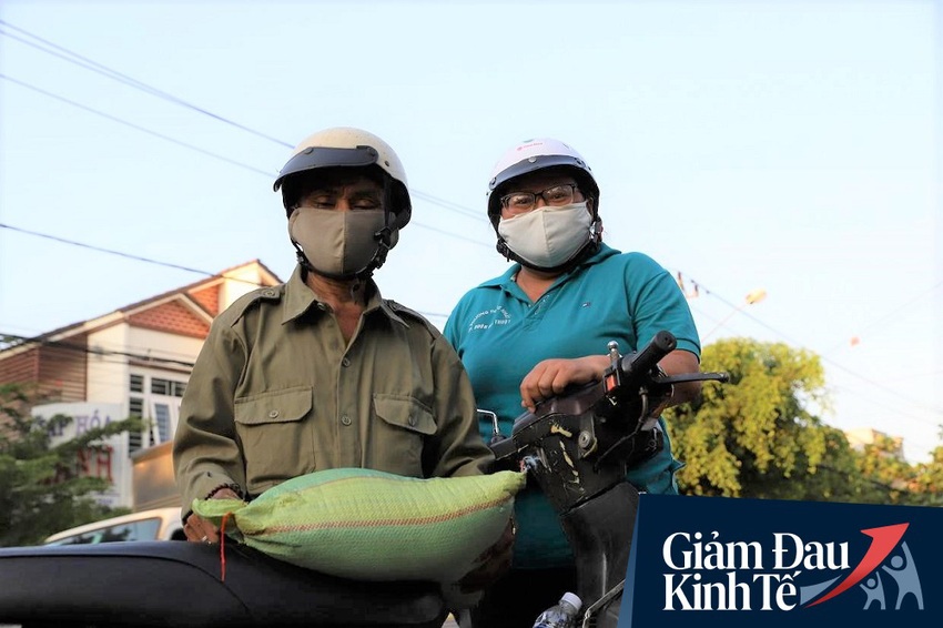 Dùng xe tải phát hơn 4 tấn gạo miễn phí cho người nghèo để tránh tập trung đông người trong mùa dịch - Ảnh 14.